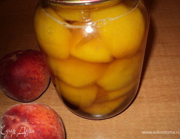 Выложить в ошпаренные кипятком литровые банки, залить сиропом и закатать.