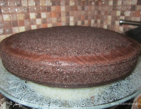 Приготовить бисквит по рецепту http://www.edimdoma.ru/recipes/17392 ( в форме 28-30 см)
Охладить и разрезать на два коржа