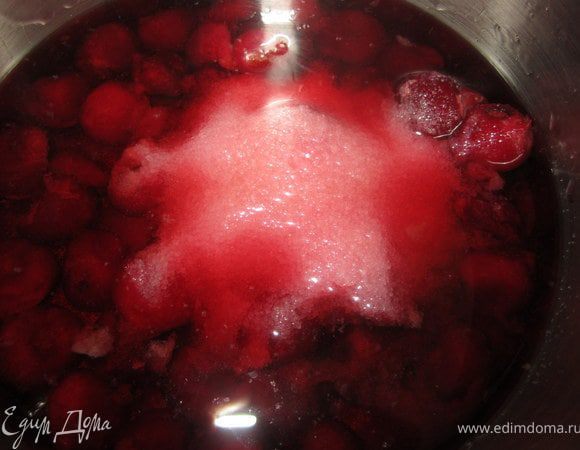 Из вишни удалить косточку, залить коньяком, настоять 1-2 часа.
Добавить 3-4 ст.л. сахара, добавить до кипения, проварить 10 минут. 