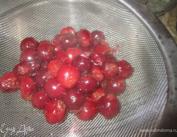 Вишню откинуть на сито, дать стечь жидкости.