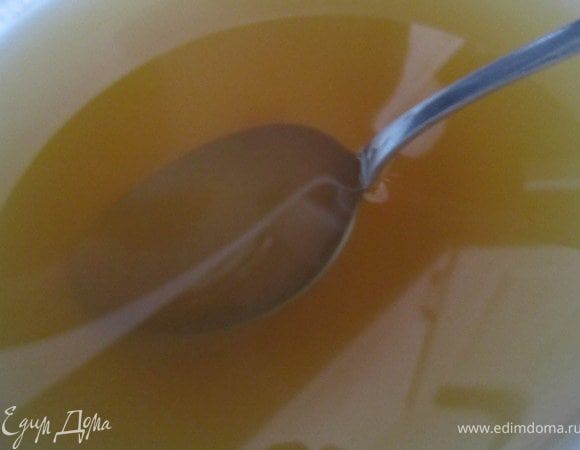 желатин залить горячей водой(100 мл). Оставить на 10 минут. Хорошо перемешать, что бы не осталось крупинок, если все же крупинки остались, тогда нужно немного подогреть в микроволновке(5-10 сек) или поставить на водяную баню.