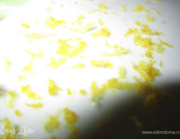 Добавить цедру лимона.
Ввести желатин и еще раз хорошо взбить.