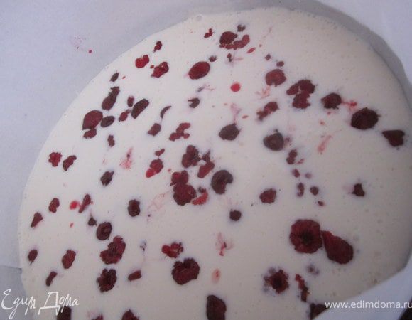 Залить суфле, добавить вишню и малину.
Накрыть вторым коржом. поставить в холодильник на 5-7 часов, лучше на ночь.