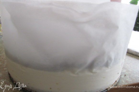 Охлажденный торт достать из холодильника, снять бортики.