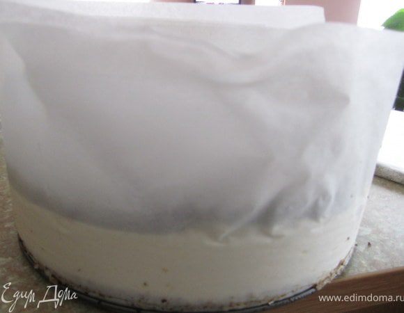 Охлажденный торт достать из холодильника, снять бортики.