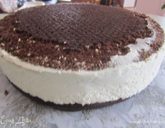 Перевернуть торт на блюдо.