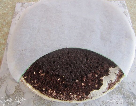 Приложить к бисквиту.