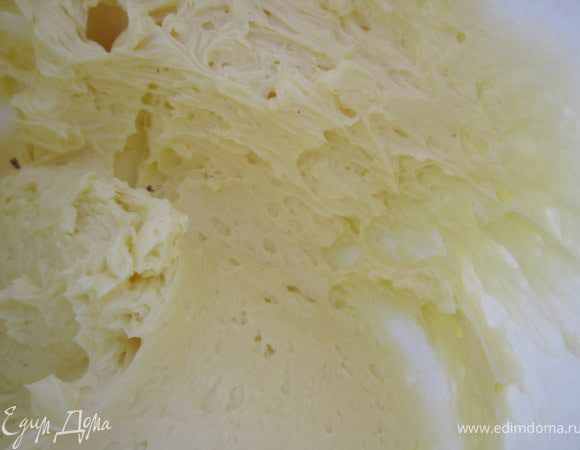 Приготовить масляный крем. масло комнатной температуры, взбить, добавить сгущенку, взбить.