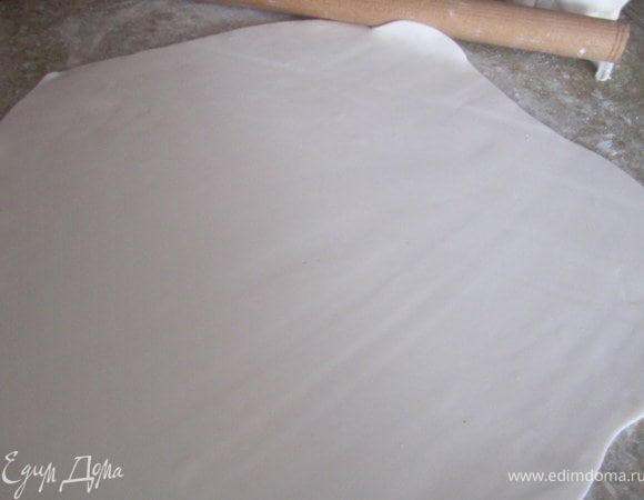 Взять белую мастику, раскатать до  нужного размера.