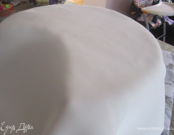 Покрыть мастикой торт.