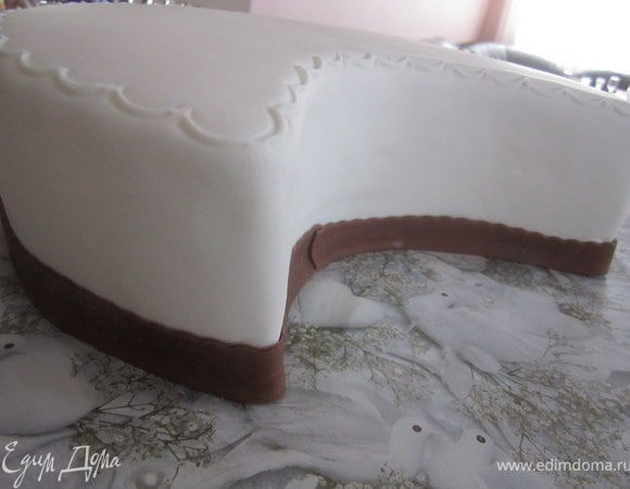 Слегка смочив низ торта водой, прикрепить ленточку. Остатки обрезать.