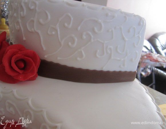 С помощью айсинга, расписать торт завитушками.