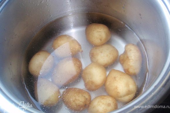 Первым делом отварим картофель в мундире, немного не доваривая. У меня был молодой, к тому же маленький, он очень быстро вариться, не больше 10-15 минут.