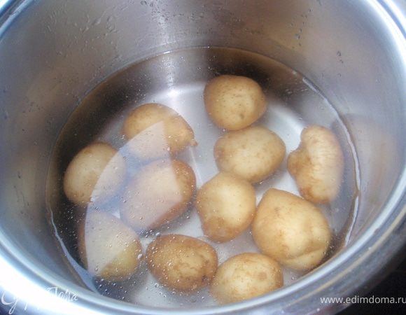 Первым делом отварим картофель в мундире, немного не доваривая. У меня был молодой, к тому же маленький, он очень быстро вариться, не больше 10-15  минут.