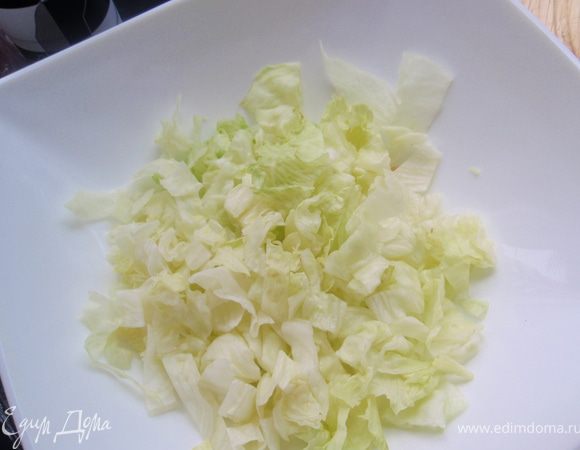 Тем временем, нашинкуем наш салатный лист. В этот салат здорово бы подошла руккола. Но у нас не все её любят, так что пришлось использовать более нейтральный салат. А вообще можно использовать любой. Например, радичо или корн. 