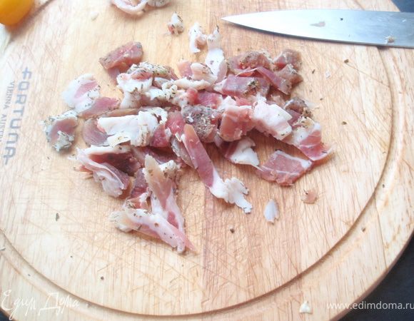 Нарежем панчетту довольно мелко. 