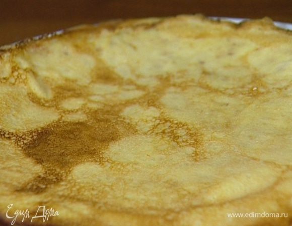 Разогреть в сковороде растительное масло и пожарить блины.