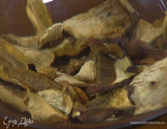 Сухие грибы на час замочить в холодной воде, затем отжать и мелко порубить.