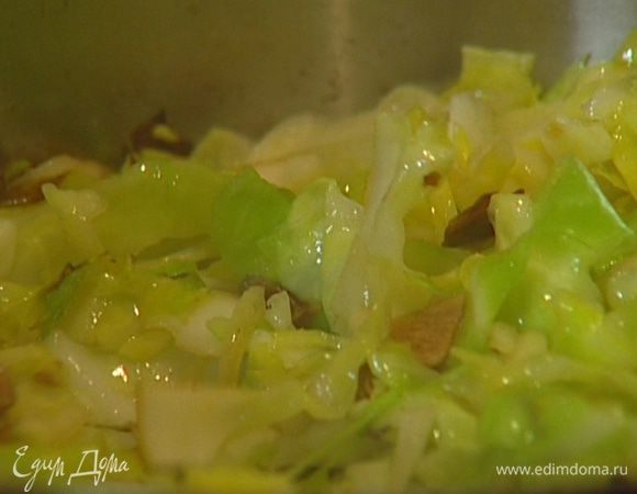 Приготовить начинку: разогреть в сковороде 2 ст. ложки растительного масла и обжарить, слегка помешивая, капусту, лук и грибы, затем накрыть крышкой и потушить несколько минут на медленном огне.