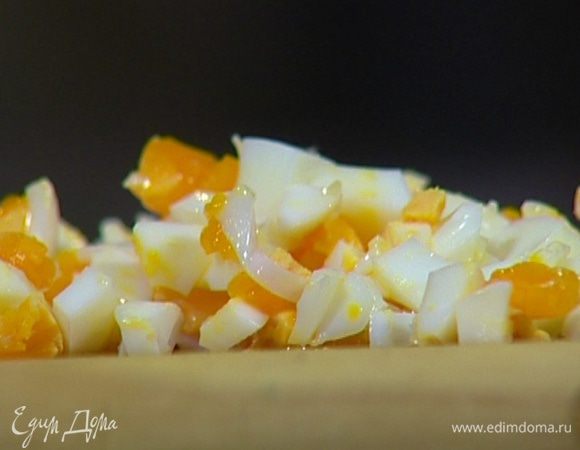 Яйца отварить вкрутую, затем почистить и мелко порубить. 