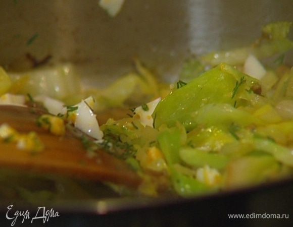 Готовую капусту посолить и поперчить, добавить яйца и 1 ч. ложку укропа, все перемешать. 