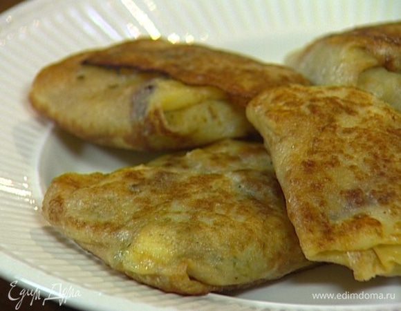 Начинить блины капустой, свернуть конвертиками, уложить на противень и запекать в разогретой духовке 5–10 минут. 