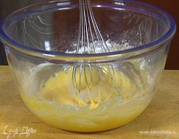 Желтки взбить с сахаром, солью и молоком.