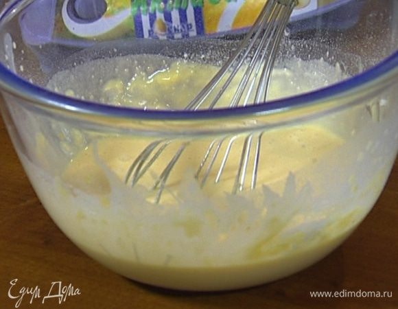 Не переставая взбивать, всыпать небольшими порциями муку, в конце добавить минеральную воду.