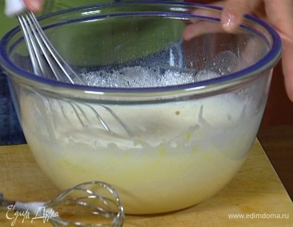 Белки взбить в крепкую пену, ввести в тесто и испечь на растительном масле блины — они должны получаться толще, чем традиционные масленичные блинчики.