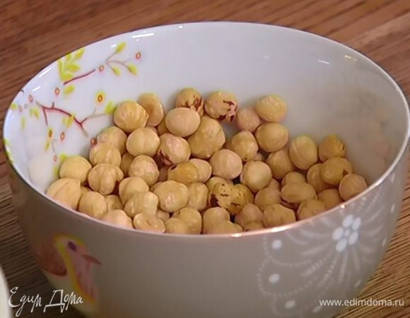 Орехи подсушить в духовке, очистить от шелухи и порубить ножом.