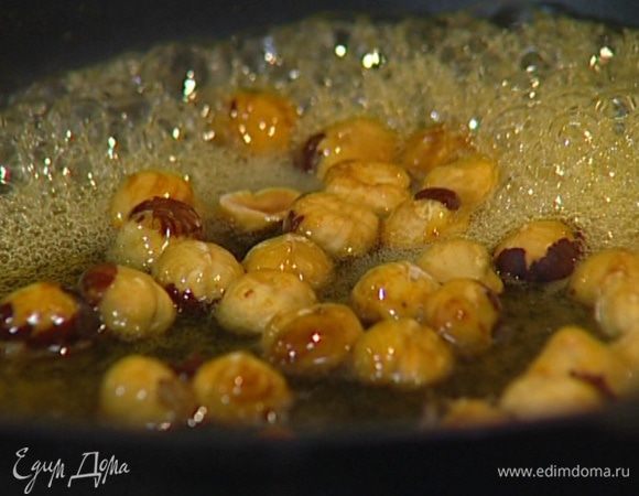 Мед подогреть, добавить в него алкоголь и орехи.