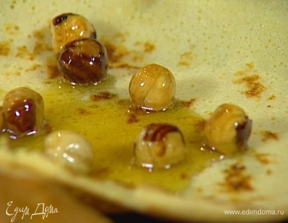 Смазать блины начинкой, свернуть треугольным конвертом и тут же подавать!