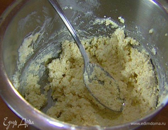 Предварительно размягченное сливочное масло, творог, сахар, 1 яйцо и щепотку соли вымешать, затем добавить муку. 