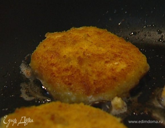 Сформировать небольшие лепешки, обмакнуть их во взбитое яйцо, обвалять в сухарях и обжарить в разогретом масле с обеих сторон до золотистой корочки. 