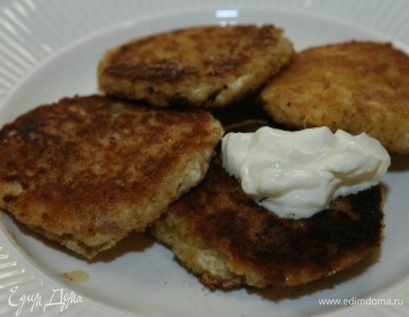 Подавать творожники со сметаной.