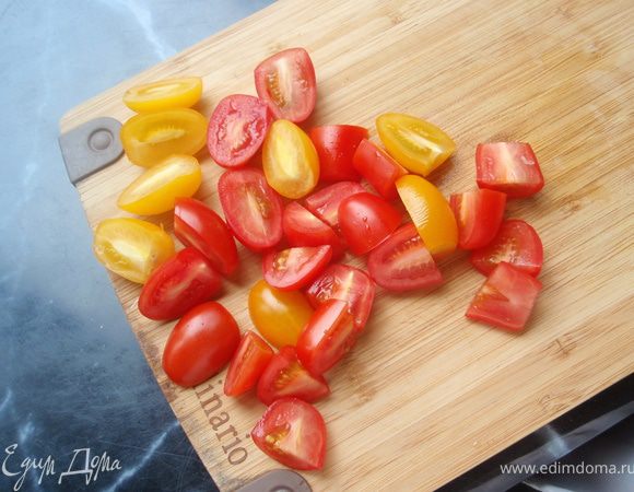 А помидорки нарезаем на половинки.