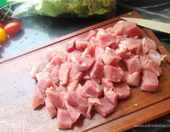 Свинину нарезаем на средние кубики.