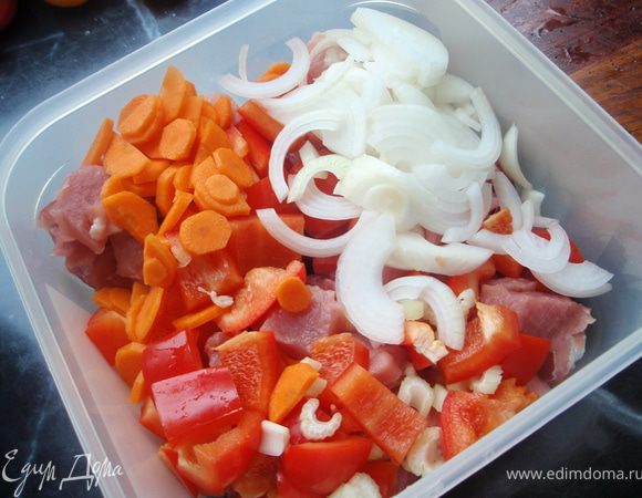 Нашинкуем лук, чеснок, стебель сельдерея. Морковь и перец порежем на небольшие кусочки. И все добавим к мясу.