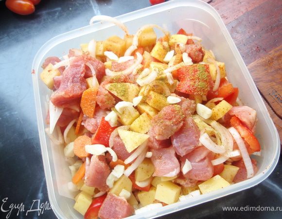 Картофель почистим и нарежем на небольшие кубики, добавим к мясу. Приправим солью, перцем, паприкой, хмели-сунели и хорошенько все перемешаем.