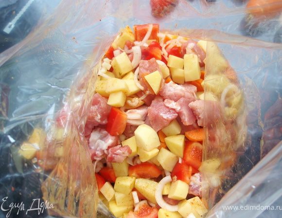 Поместим все в специальный рукав для запекания.