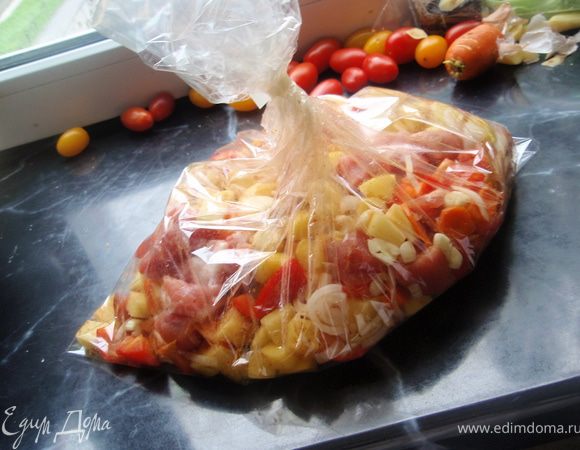 Хорошо завяжем рукав специальным держателем. И отправим в духовку на 35-40 минут при 200 градусах.