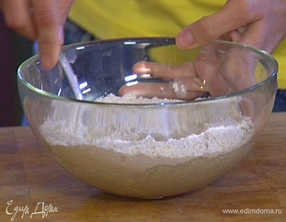 Развести дрожжи с медом в 150 мл теплой воды, добавить немного муки. Замесить опару, накрыть полотенцем и поставить в теплое место на 20 минут.