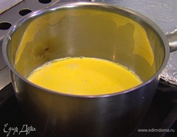 250 мл молока подогреть, добавить в него сливочное масло.