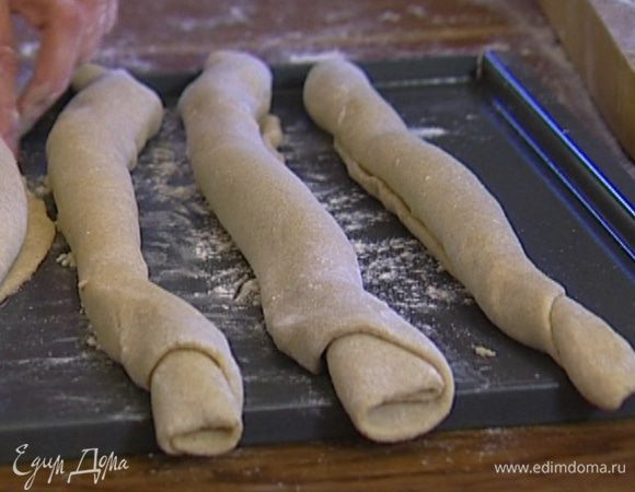 Разделить тесто на 4 части. Раскатать каждую часть в прямоугольник и свернуть его трубочкой.