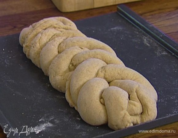 Скрепить получившиеся колбаски у основания. Сплести косу, перекладывая колбаски через две, и оставить на полчаса.
