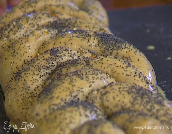 Желток взбить с оставшимся молоком, смазать тесто, присыпать маком.