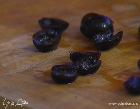 Оливки разрезать на 2–3 части. 
