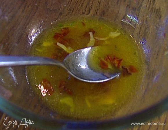 Из второго грейпфрута выжать 50 мл сока, смешать с оливковым маслом, паприкой, петрушкой, оливками и щепоткой соли. 