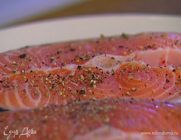 Рыбу вымыть, просушить бумажным полотенцем, посолить и поперчить. 