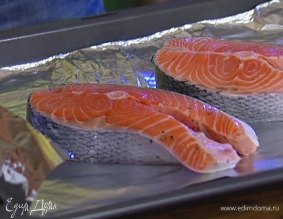 Уложить рыбу на противень и запекать в разогретой духовке 15–20 минут (в зависимости от толщины стейков). 